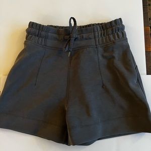 Lululemon Soft Ambitions HR Short 4” size 4